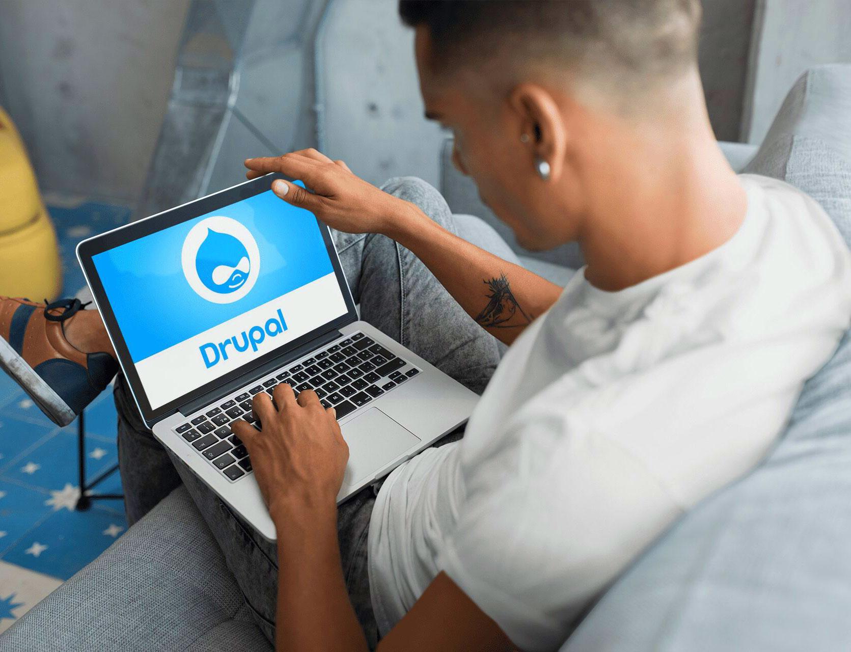 seseorang menggunakan cms open source drupal