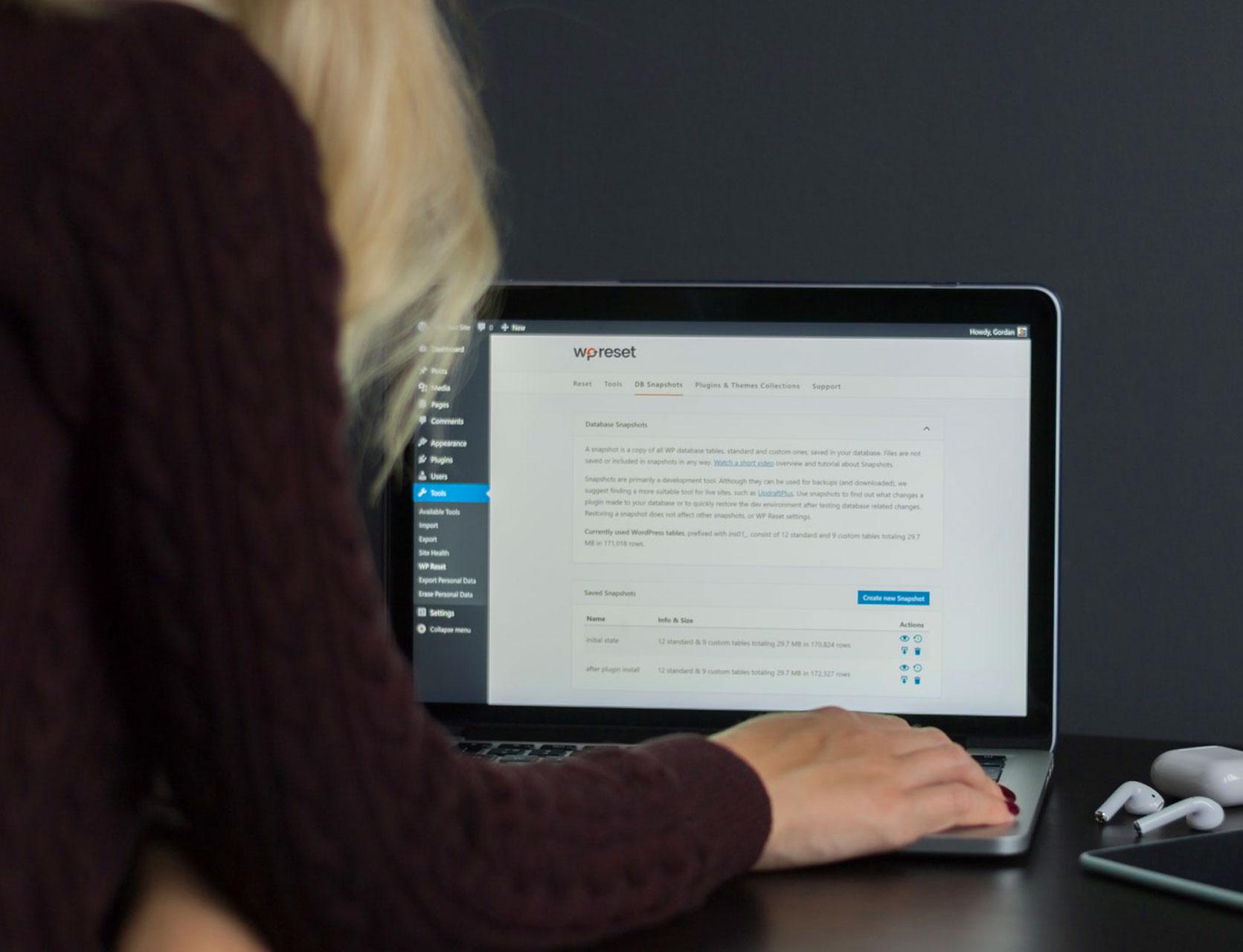 seseorang sedang menggunakan cms open source wordpress