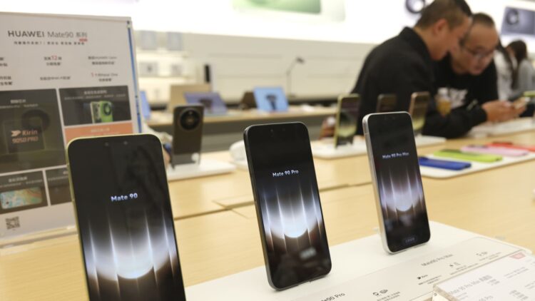Huawei Perkuat Bisnis Ponsel saat Pasar Mobil Listrik Melambat