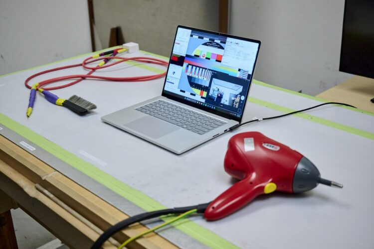 Microsoft Uji Surface Laptop Ultra untuk Menantang MacBook Pro